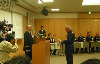写真4：消防団長に服務の宣誓