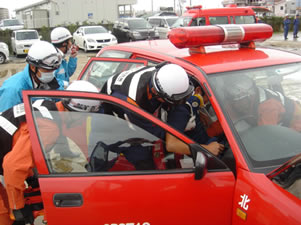写真：車内から救出される要救助者