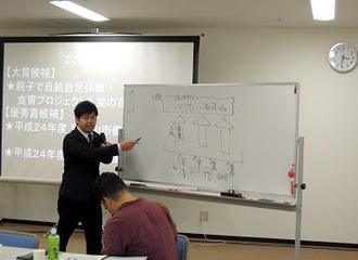 写真：審査結果後、講評する和歌山市協働推進委員会委員長