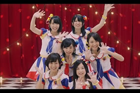 写真：AKB48 Team 8「恋する充電プリウス 関西バージョン」ミュージックビデオ