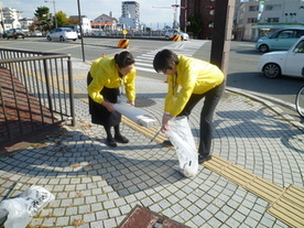 市職員による清掃啓発活動