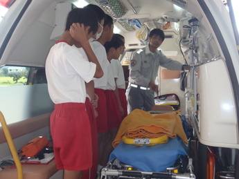救急車の説明を受ける中学生の写真