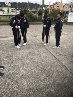 ロープ結索を行う中学生の写真