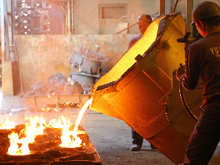 鋳造作業の風景写真