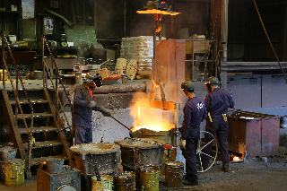 鋳造作業の写真