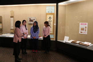 和歌山市立博物館で和菓子の木型を見学する様子