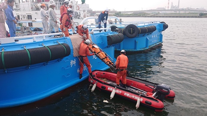 写真：救助艇へ救出