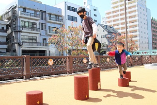 京橋親水公園　遊具で遊ぶ子どもたち