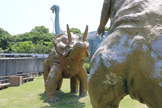 森林公園の恐竜オブジェ