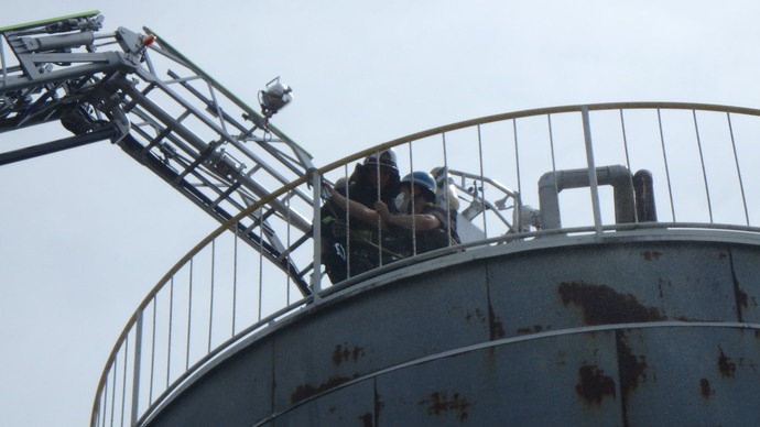写真：工事の作業員1名が隣接屋外タンクの屋上で逃げ遅れた！救助が必要！