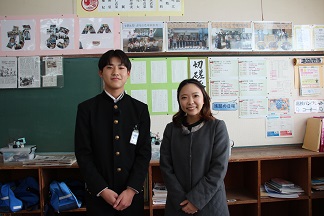 加太中学校の生徒と大西リポーター
