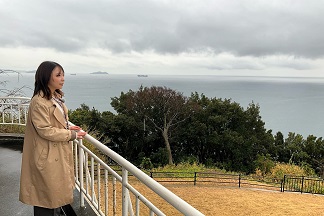 雑賀崎灯台から景色を眺めるリポーターの様子