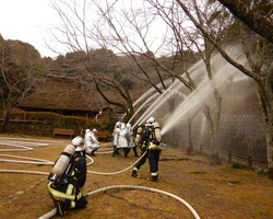 写真：令和4年度文化財総合消防訓練の様子（紀伊風土記の丘）