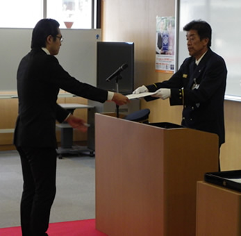 写真：表示マーク交付式