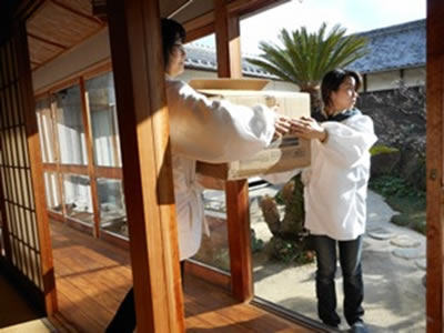 写真：文化財と見立てての搬出訓練状況