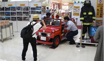 写真：ミニ消防車と撮影会