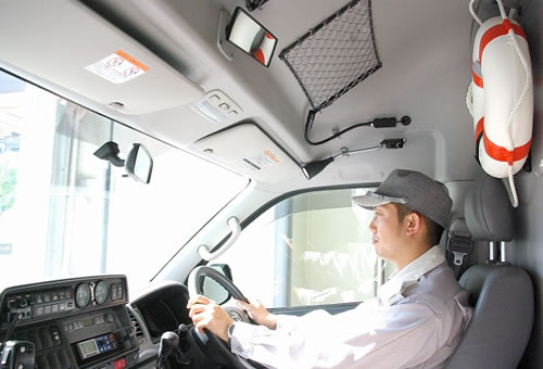 写真:運転席の浮わ