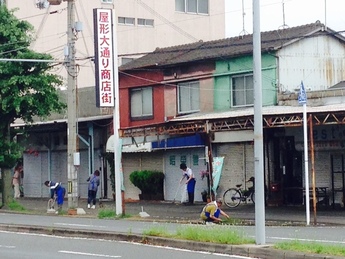 商店街組合による商店街での清掃活動（広瀬地区）