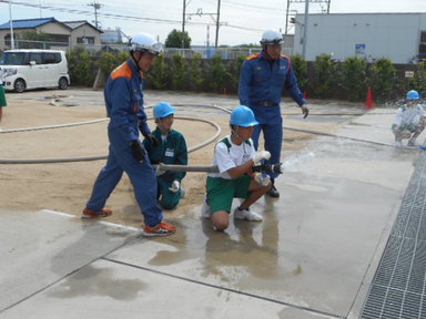学生が放水体験しています