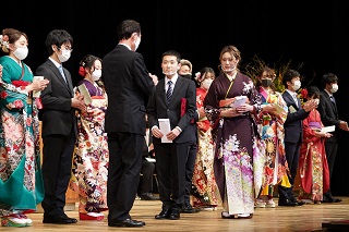 写真:第二部の代表者へ記念品を贈呈