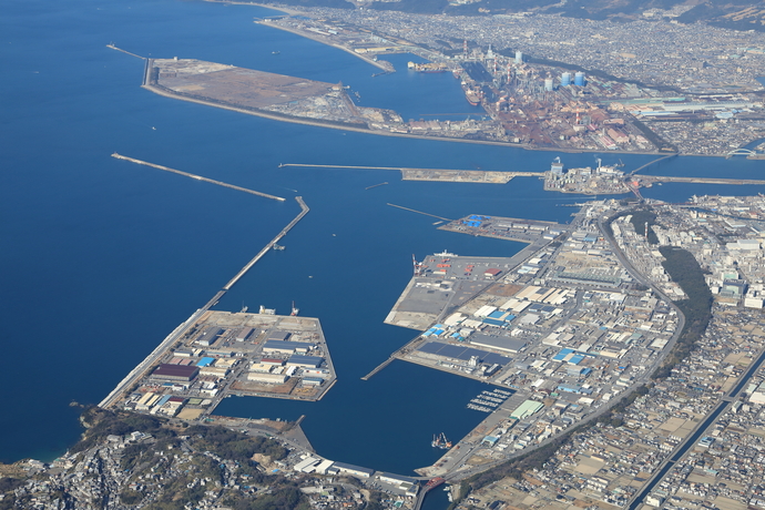 和歌山下津港（和歌山北港区と和歌山港区）を上空から撮影した写真です