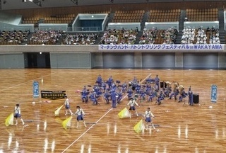写真：カラーガード含めた全体