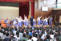 写真:音楽演奏・カラーガード演技