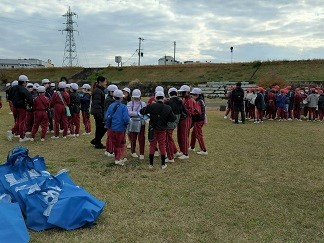 グループに分かれて話し合う様子