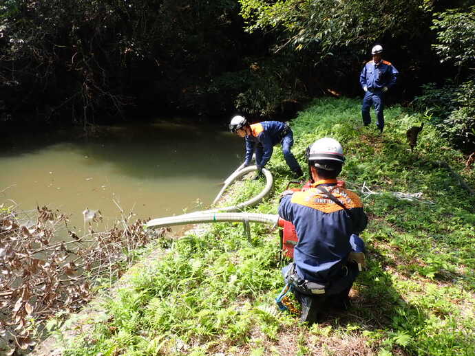 写真：可搬ポンプを使用して、宮池の水を汲み上げる様子