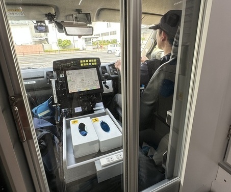 運転席及び助手席と後部座席を隔離するドア