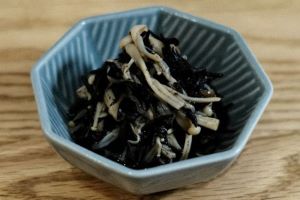 ひじきときのこのマリネの出来あがり写真です。