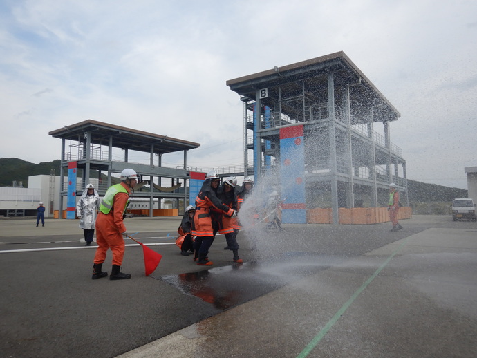 火災想定訓練（ホースを延長し、火点に放水を実施）