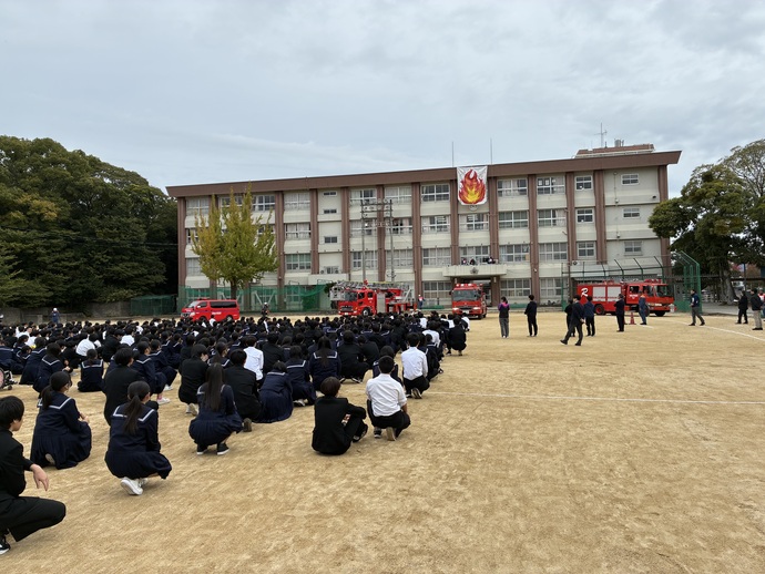 避難訓練でグラウンドに学生が集まっている様子