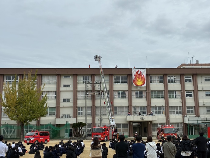 梯子車を使用して、屋上に取り残された要救助者を救出