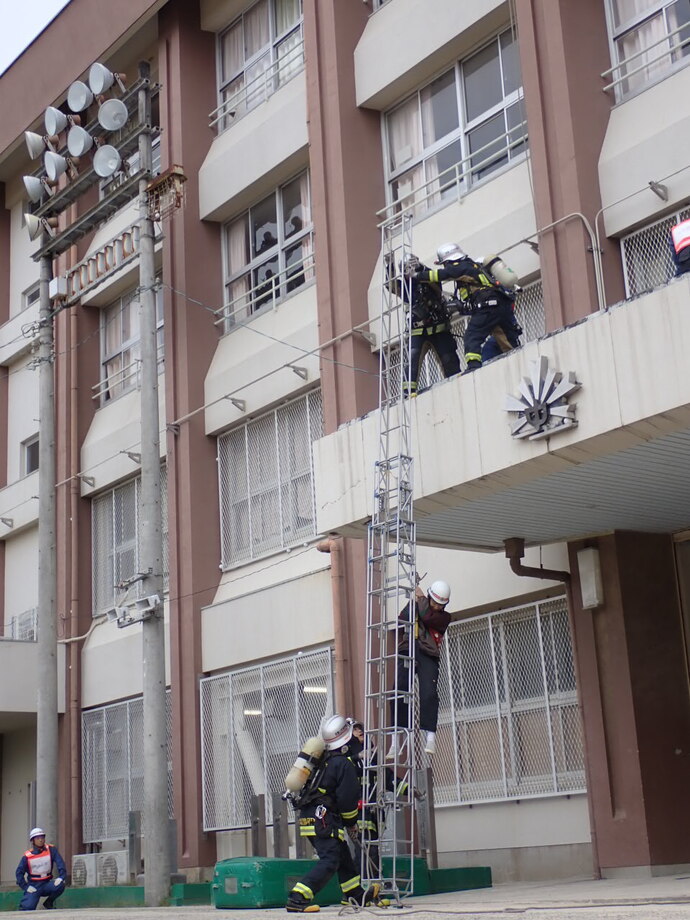 三連はしごを使用し、玄関上の要救助者を救出！