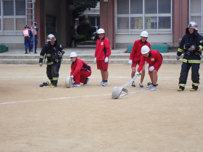 学生によるホース延長