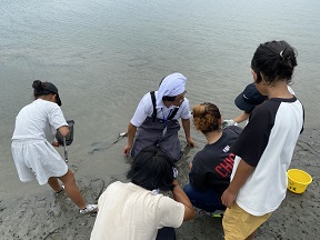 生き物探しをする参加者の写真1枚目