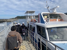 友ヶ島汽船に乗り込む様子