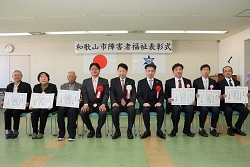 画像1：支え、克服した功労を称えて