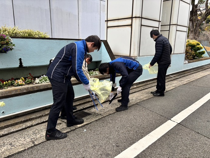 市役所周辺での「おはよう5分間清掃」の様子（1）