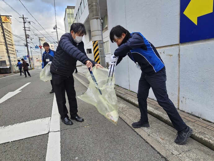 市役所周辺での「おはよう5分間清掃」の様子（1）