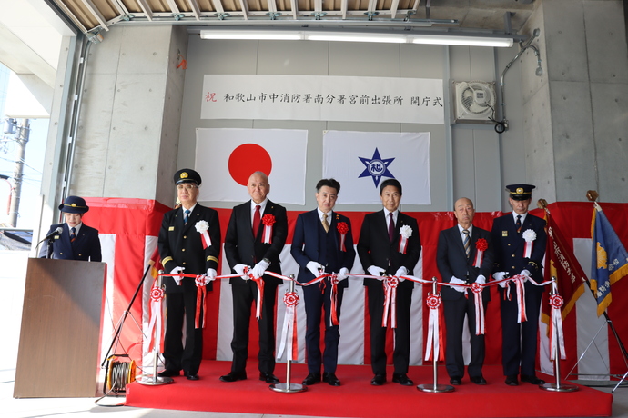 テープカットの写真