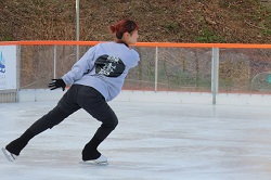 画像1:スケートリンクで盛り上がる!