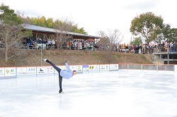 画像1:スケートリンクで盛り上がる!