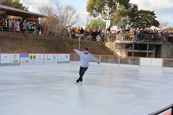 画像1:スケートリンクで盛り上がる!