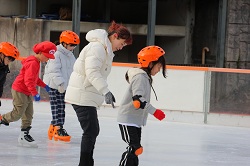 画像1:スケートリンクで盛り上がる!