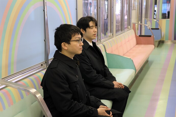 めでたい電車内でフォトセッション