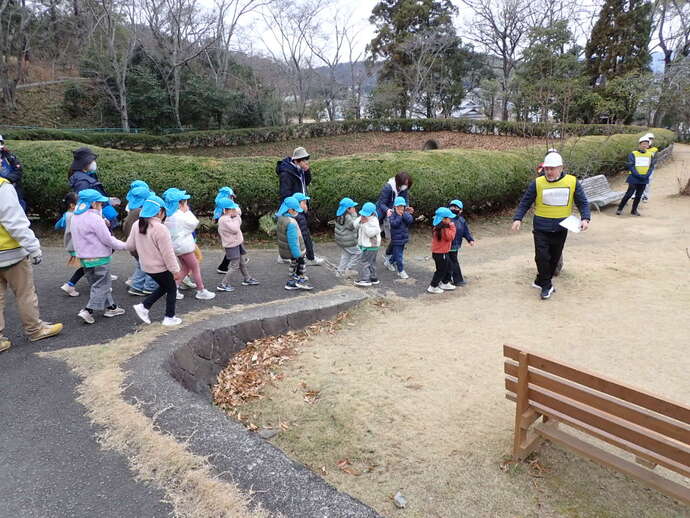 自衛消防隊の隊員に連れられ避難する西和佐保育所の園児