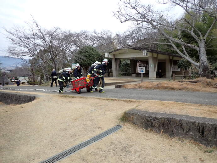 ホース延長をする東消防署の隊員