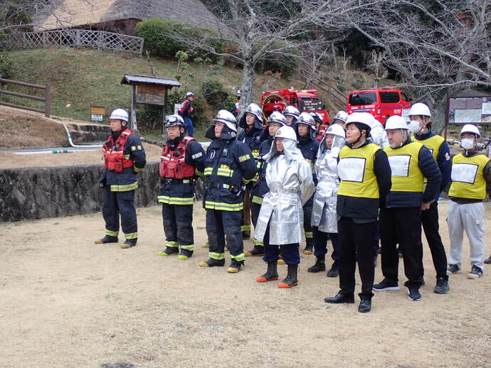 左から東消防署職員、西和佐分団員、紀伊風土記の丘自衛消防隊